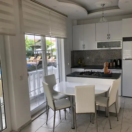 Belka Golf Luxury Poolside Apartamento *